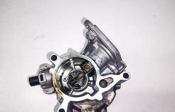 Audi Q3 8U Vacuum pump 06J145100AC