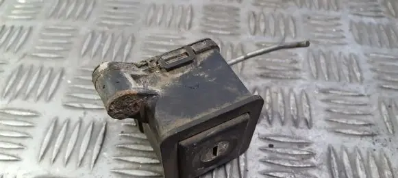 Volkswagen PASSAT B3 Tailgate exterior lock 357827571