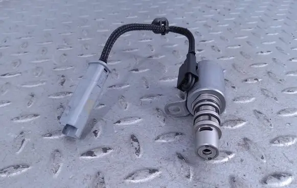 Land Rover Defender Oil pressure sensor LR153976 K6D32D350AE