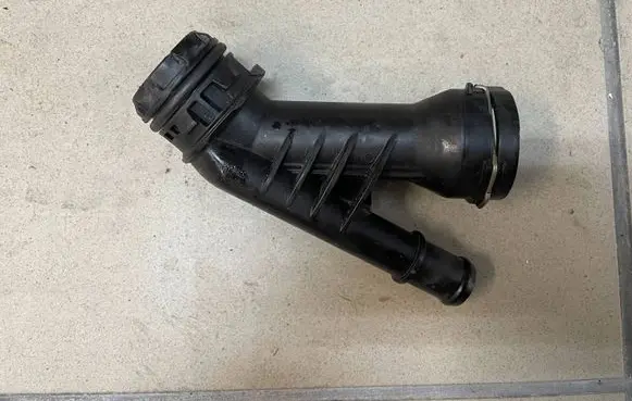Volkswagen PASSAT B8 Engine coolant pipe/hose 04L121026Q