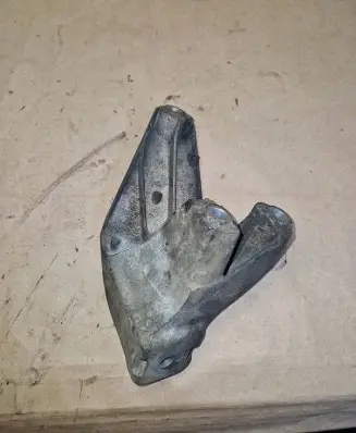 Engine mounting bracket