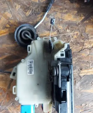 Volkswagen Transporter - Caravelle T6 Front door lock 7E1837015B