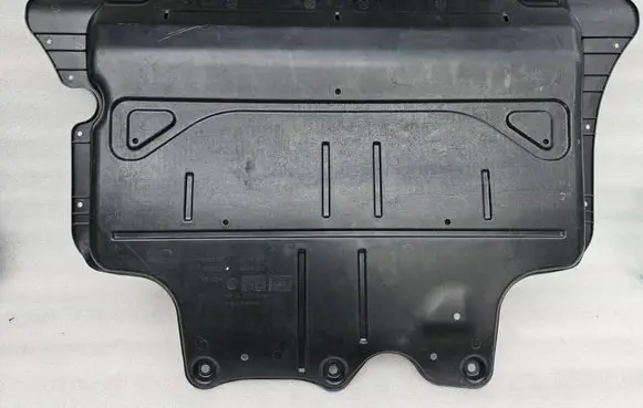 Volkswagen Tiguan Engine splash shield/under tray 5QF825236A