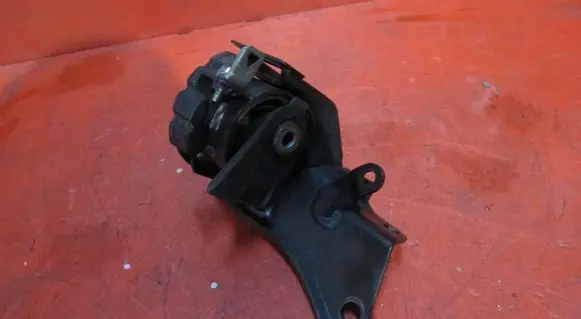 Toyota Corolla Verso AR10 Engine mount bracket