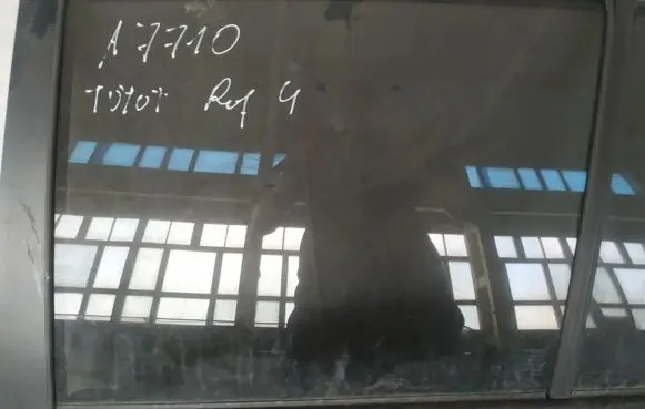 Toyota RAV 4 (XA20) Rear door window glass 