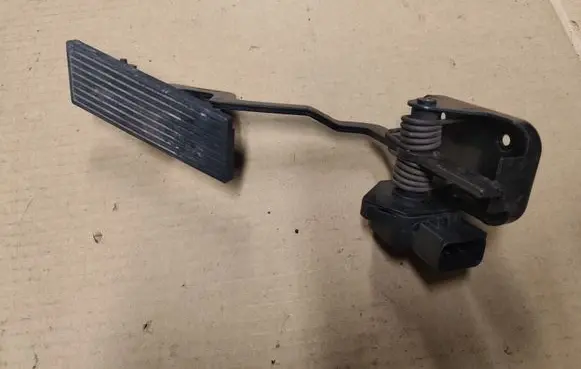 Accelerator throttle pedal