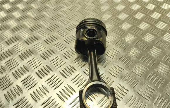 Volkswagen PASSAT B6 Piston 038J