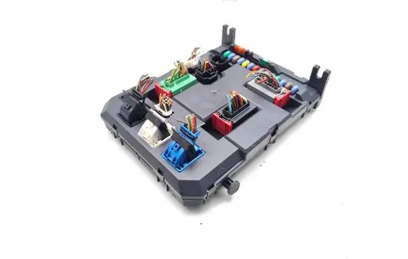 Peugeot 207 Fuse module 9666952080 21094689 22661F01