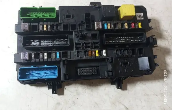 Opel Zafira B Fuse module 13206759 5DK00866952