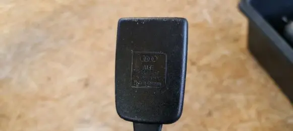 Audi A4 S4 B5 8D Middle seatbelt buckle (rear) 8D0857739