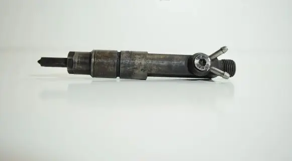 Audi A6 S6 C4 4A Fuel injector 046130201E