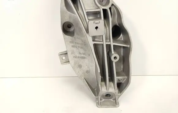 Engine mounting bracket