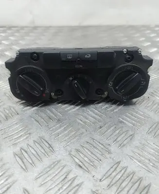Volkswagen Touran I Climate control unit