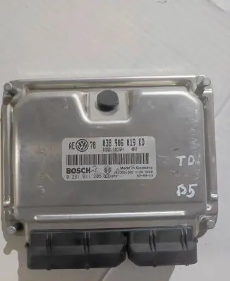 Volkswagen PASSAT B7 Engine control unit/module 038906019KD 0281011205 1039S01966