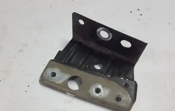 Nissan Qashqai Fender mounting bracket 