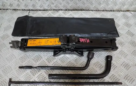 Nissan Pathfinder R51 Lift Jack