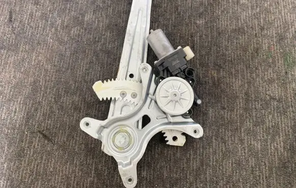 Suzuki SX4 S-Cross Rear door window regulator with motor