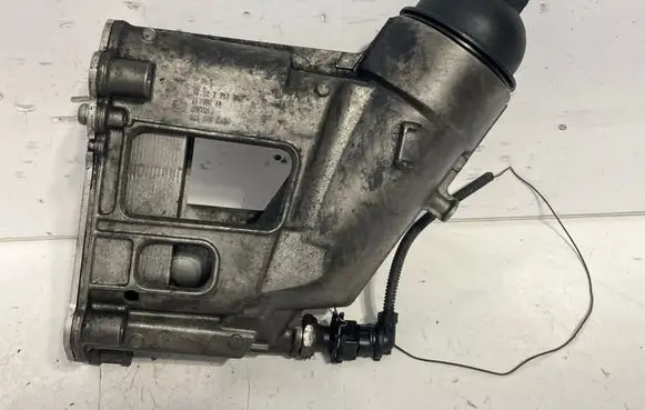 BMW 3 E90 E91 Oil filter mounting bracket 7797392 51750610