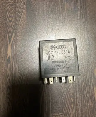 Volkswagen PASSAT B7 Window wiper relay 4B0955531A