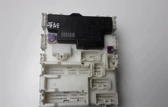 Suzuki Swift II Fuse module P6133608