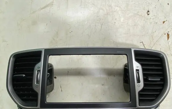 KIA Sportage Dash center air vent grill