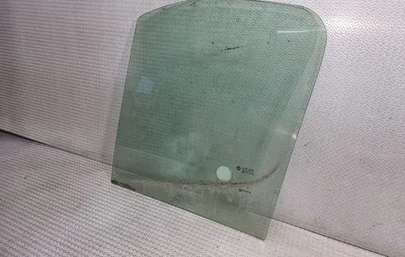 Opel Vivaro Front door window glass four-door