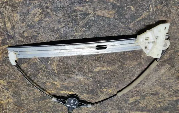 Mazda 3 II Front window lifting mechanism without motor