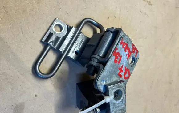 Audi Q7 4L Rear door lower hinge 4L0833412A CZZ543513 7L0833402C