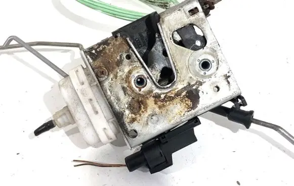 Audi A3 S3 8L Front door lock 8L1837015A