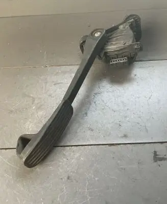 Accelerator throttle pedal