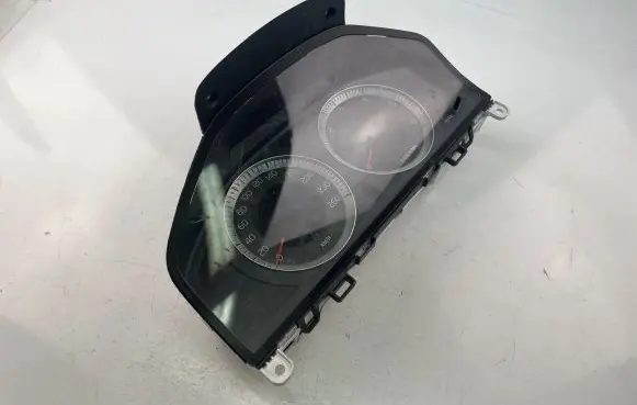 Volvo V70 Speedometer (instrument cluster) 31270367AA