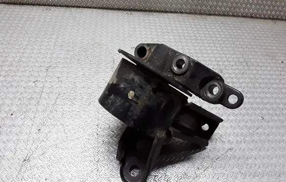 Nissan X-Trail T30 Engine mount bracket