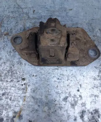 Volvo V70 Engine mount bracket 8624757
