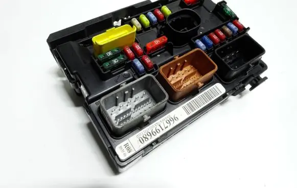 Peugeot 307 Fuse module 9667199680