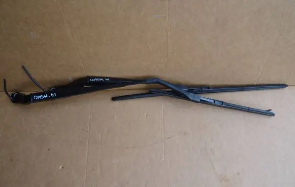 Nissan Qashqai J12 Front wiper blade arm