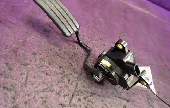 Renault Clio III Accelerator throttle pedal 8200297335
