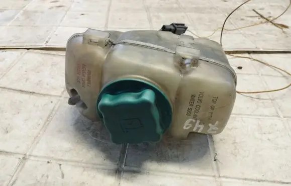 Volvo V70 Coolant expansion tank/reservoir 8683455 8683456