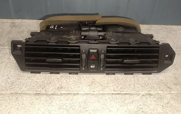 BMW 5 E60 E61 Dash center air vent grill 6910734