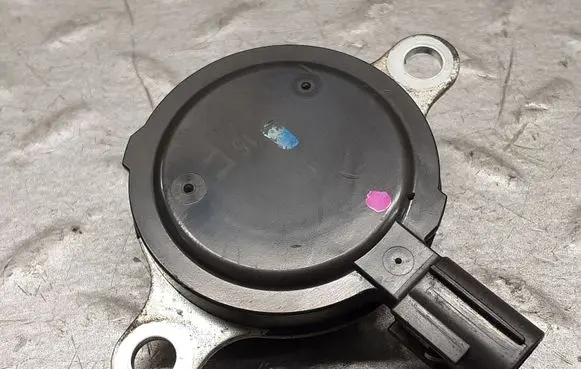 Toyota Yaris XP210 Camshaft position sensor 305064F 1537025020