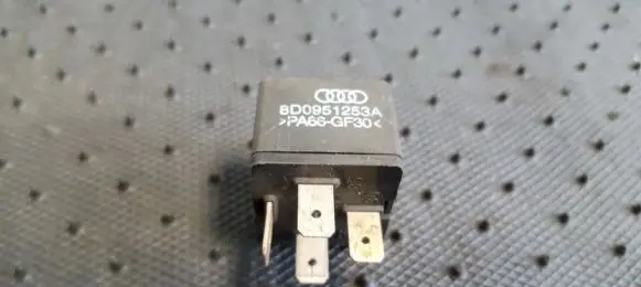 Volkswagen PASSAT B5.5 Other relay 8D0951253A
