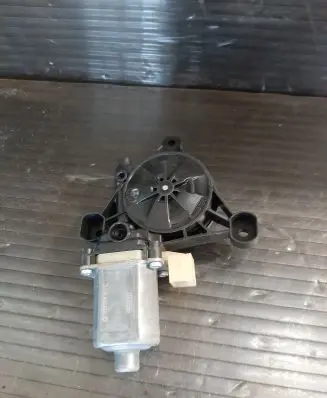 Volkswagen Golf VII Front door window regulator motor E850202101
