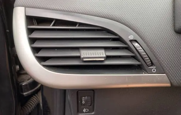 Peugeot 207 Dashboard side air vent grill/cover trim
