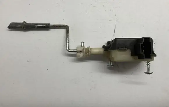 Volkswagen Jetta V Fuel tank cap lock motor 1K5810773A 1K5959782 8066140