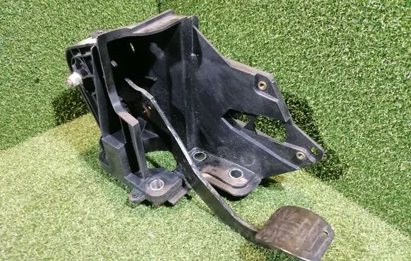 Renault Master III Brake pedal 465105948R