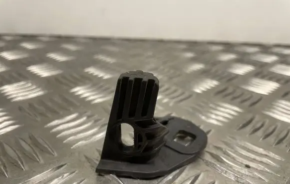 Headlight/headlamp mounting bracket