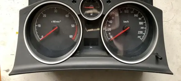Opel Zafira B Speedometer (instrument cluster) 13308999