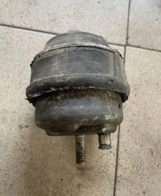 Volvo V70 Engine mount bracket