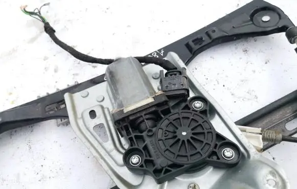 Mercedes-Benz C W203 Front door window regulator motor a2208204542