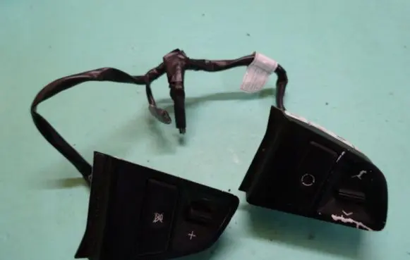 Hyundai i20 (PB PBT) Steering wheel buttons/switches 1J050