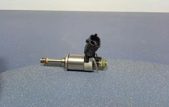 Maserati Levante Fuel injector 324377